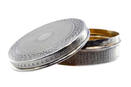 Caixa em prata para rosários com gravados em forma de palmas.